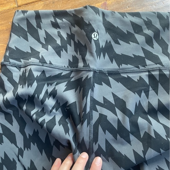 Lululemon leggings size 8 - Picture 3 of 4